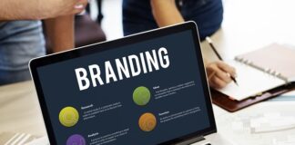 Jak umyć markizę w kamperze?