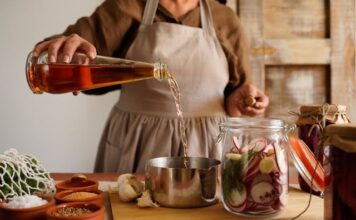 Jak stosować ekologiczny ocet jabłkowy, by w pełni wykorzystać jego właściwości? ekologiczny ocet jabłkowy